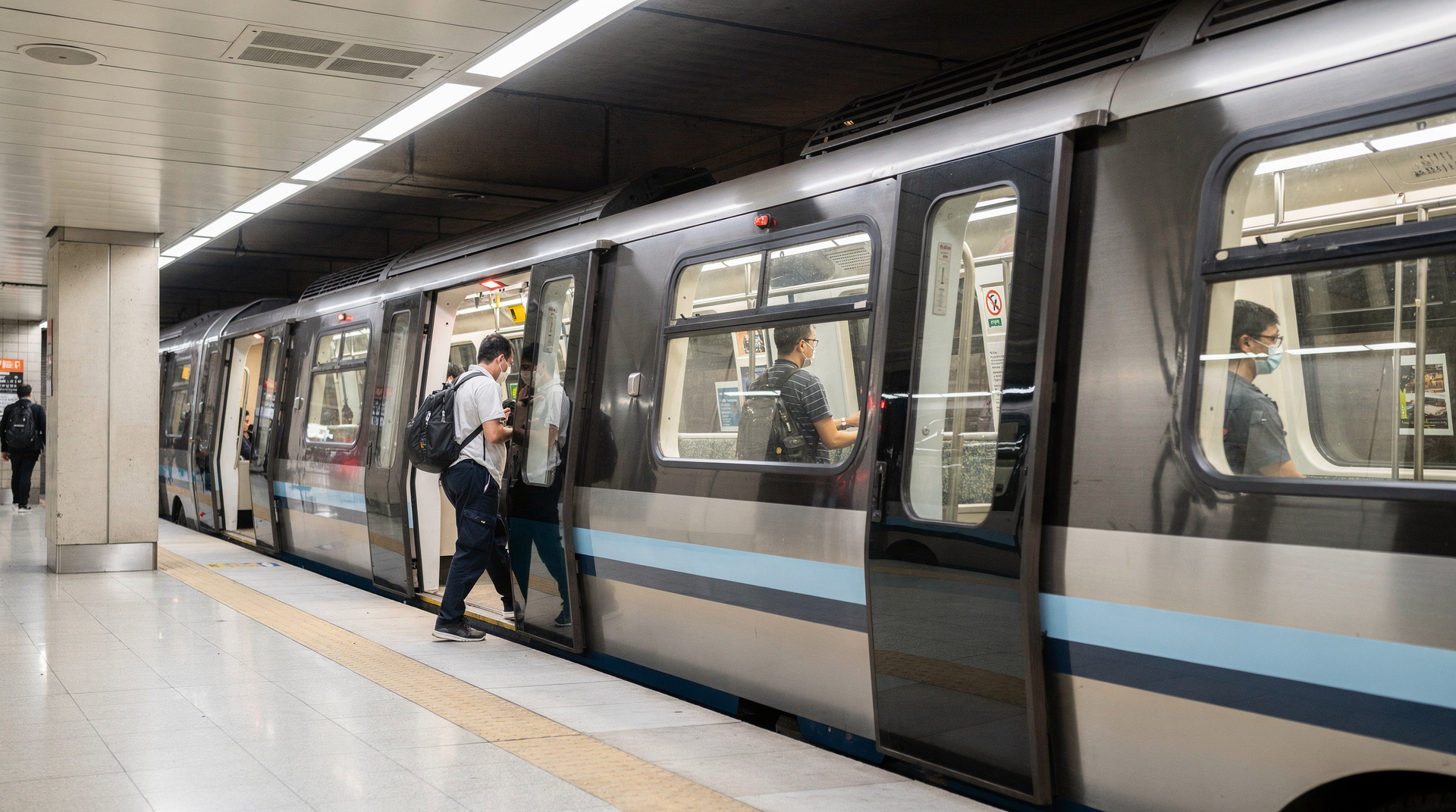 Porto airport to city centre: the cheapest option is the metro — Metro line E to Bolhão costs 2.50 € and takes 35 minutes. Here is every airport 