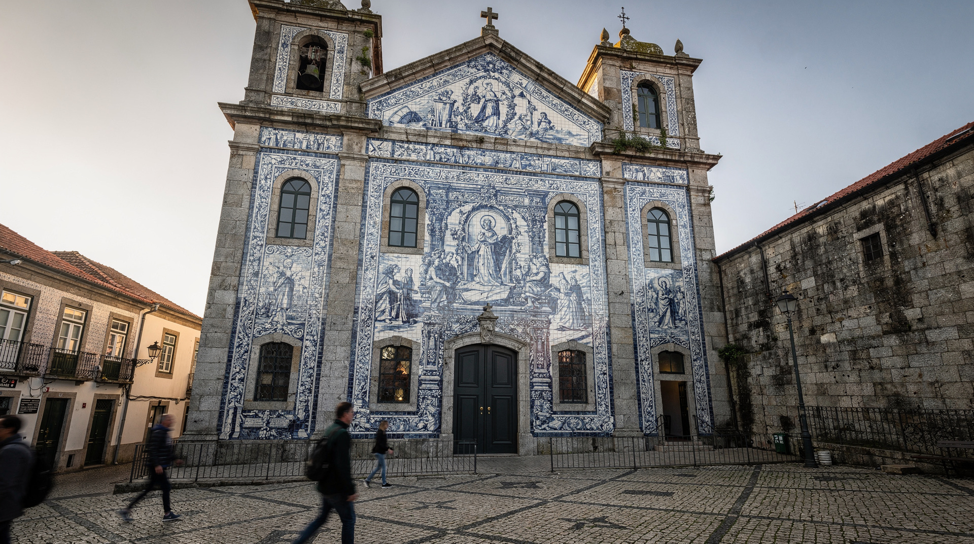 Azulejos of Porto — the best tile route and what to look for — The best azulejo walking route in Porto: São Bento, Sé cloister, Carmo, Almas an