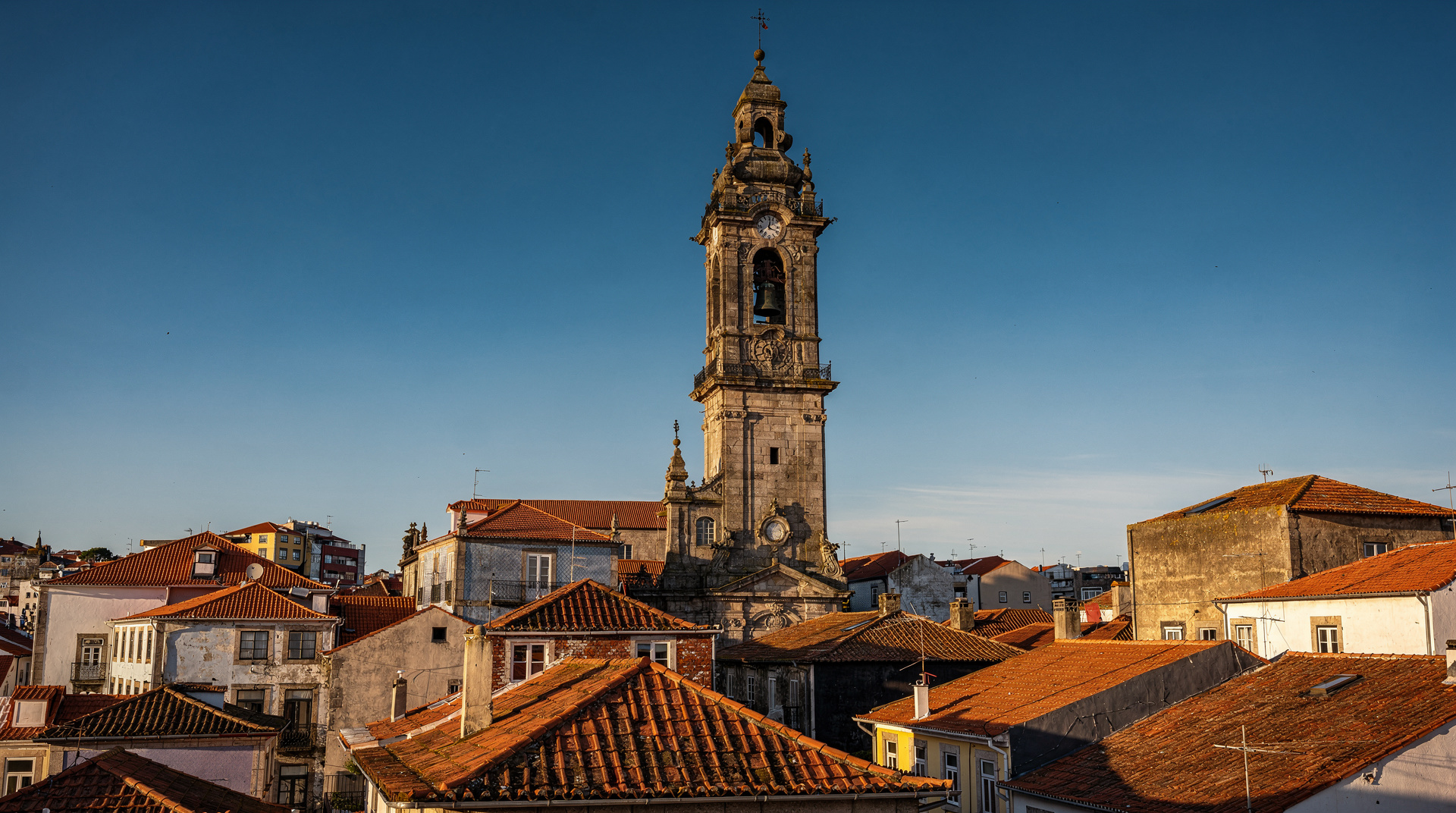 Torre dos Clérigos — the complete honest guide (2026) — Everything you need to visit Torre dos Clérigos: ticket prices (~€8), the 240 st