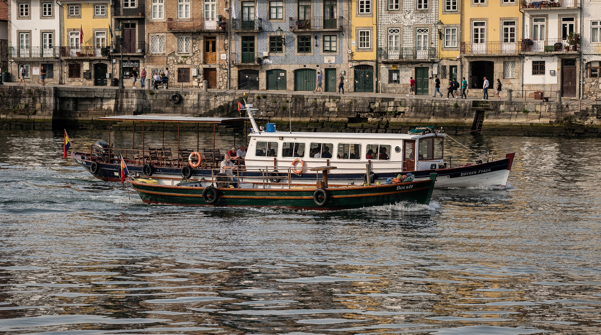 Douro cruise comparison — six bridges vs day cruise vs multi-day Régua and Pinhão — Side-by-side comparison of every Douro cruise format from Porto: 50-minute six-b