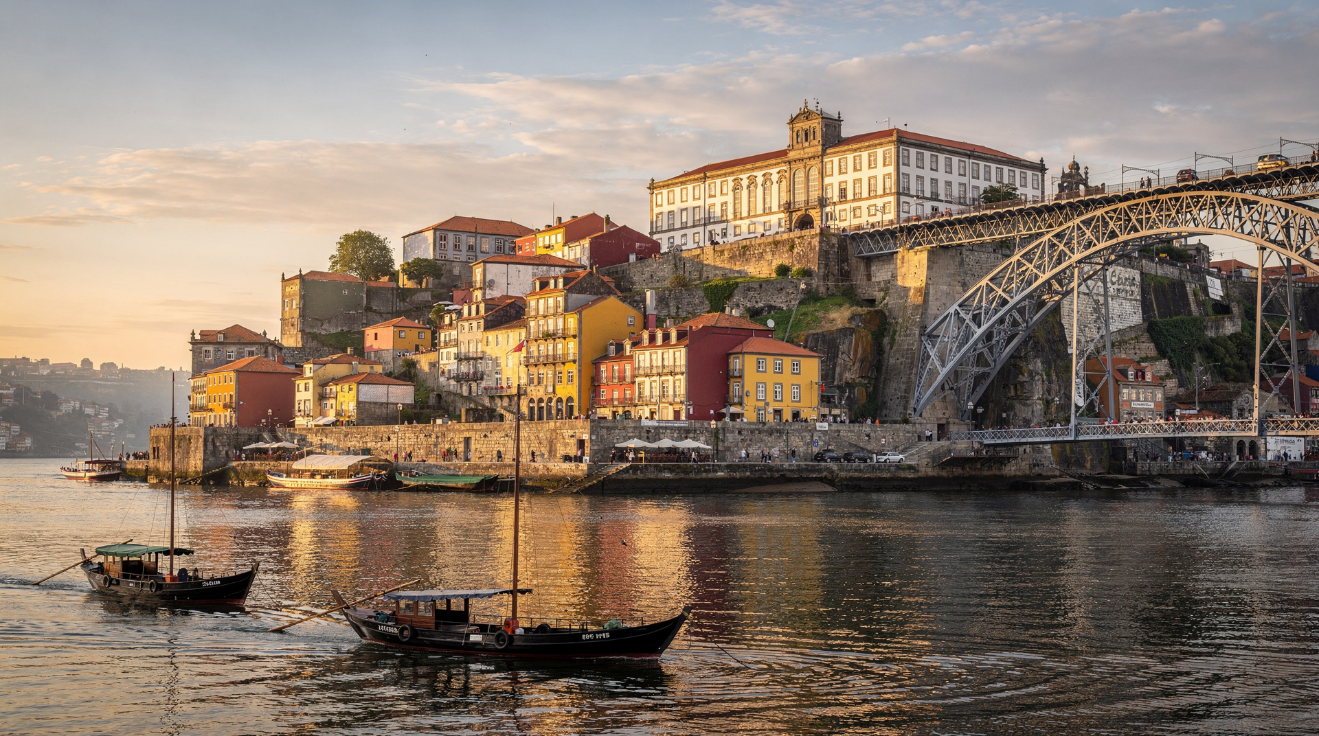 Das Ribeira-Ufer in Porto im goldenen Abendlicht mit bunten Häusern und dem Fluss Douro